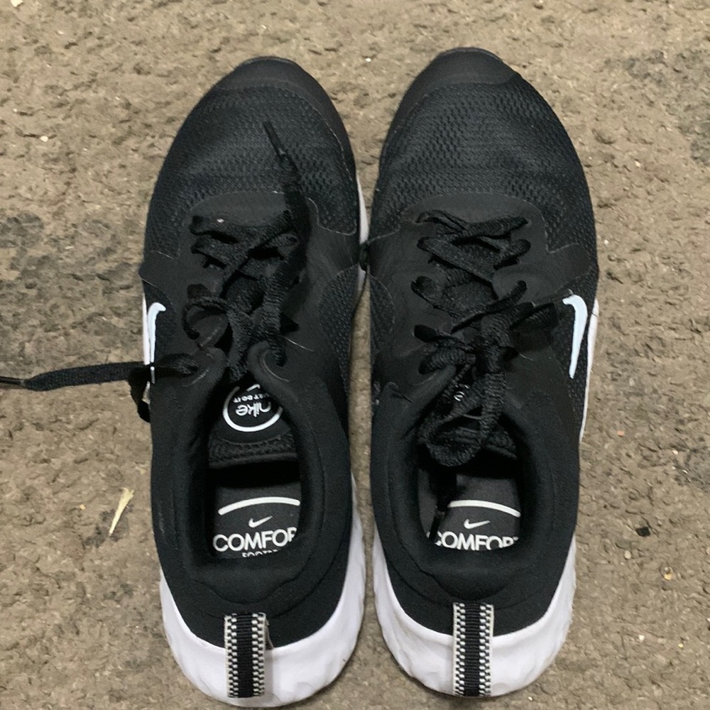 Nike black and white running shoe